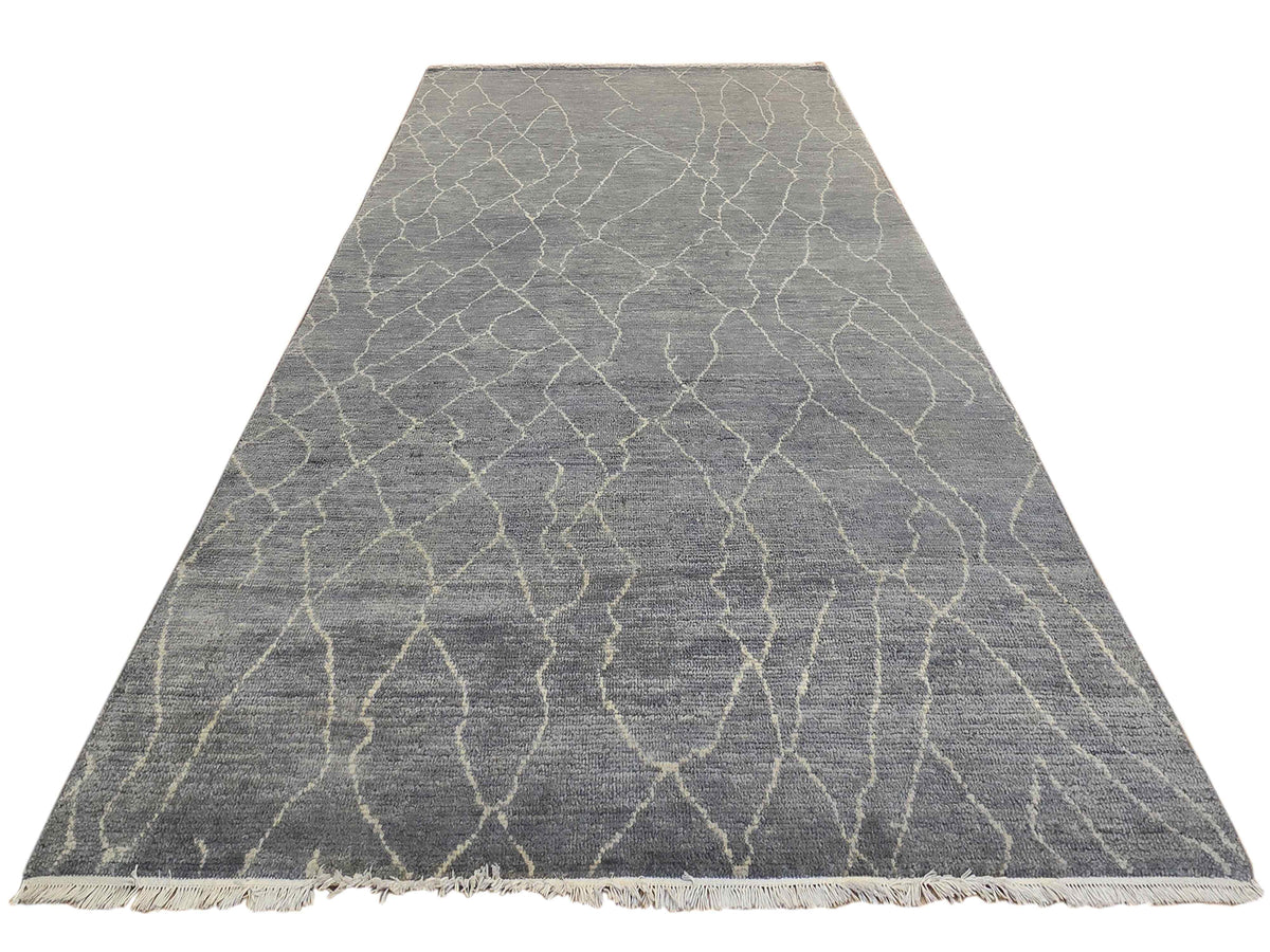 Grey area rug with crackled trellis lattice pattern and light beige lines.